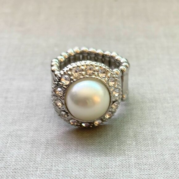 Silvertone ring with faux pearl and rinestones - Picture 2 of 4